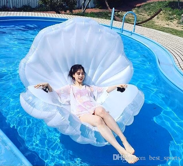 Loại phao này có kích thước lớn hơn người, thường mang những hình thù siêu đáng yêu. Với chiếc phao chất chơi này, bạn tha hồ thoải mái lăn lê, nằm ngồi, đọc sách, nhấm nháp đồ uống trên mặt nước và cho ra đời những con ảnh "so deep" vô cùng.