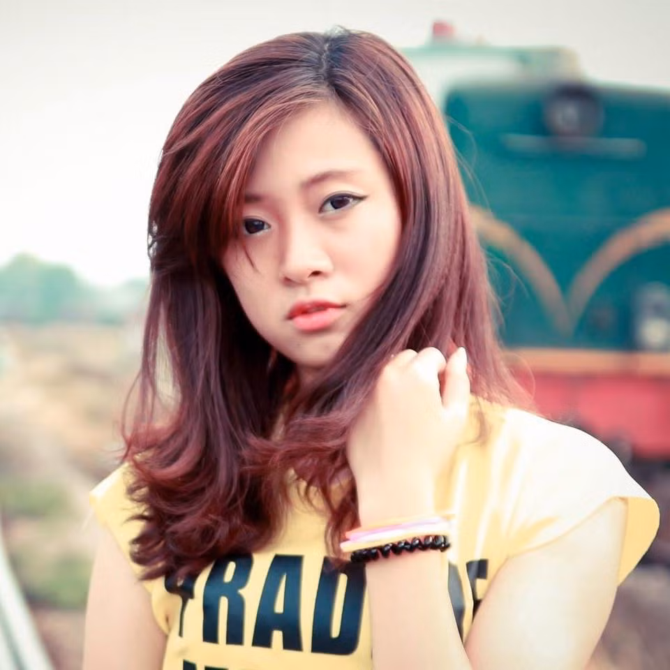 Nguyễn Diệu Hoa hiện là sinh viên năm cuối của khoa thương mại quốc tế của trường Đại học Thương mại Hà Nội. Thời gian qua, cư dân mạng biết tới Diệu Hoa với biệt danh là Dâu, cô rapper xinh đẹp dẫn bản tin Rap News đang được các bạn trẻ, dân mạng yêu thích.
