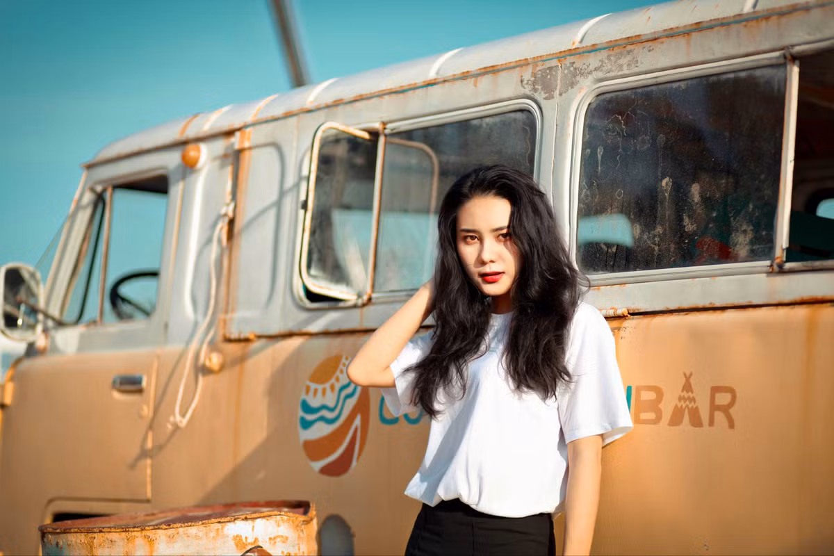 Bên cạnh đó Yến Mỹ còn thu hút sự chú ý về mình bằng phong cách thời trang liên tục thay đổi từ hiện đại cho đến hoài cổ, cô bạn này đều khá thích hợp và đẹp lung linh.