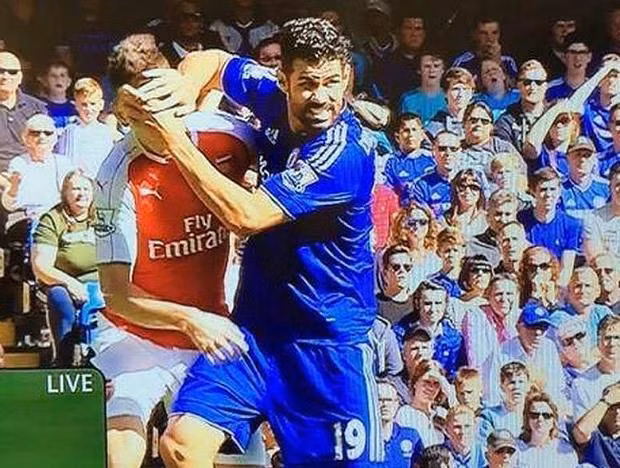 Cũng trong trận đấu với Arsenal, tiền đạo người Tây Ban Nha của Chelsea còn dùng hết cả bàn tay để cào vào mặt của Laurent Koscielny lần thứ hai khiến cầu thủ này cùng các đồng đội tại của CLB Arsenal không giữ được bình tĩnh và Gabriel Paulista đã phải nhận thẻ đỏ vì hành vi ăn vạ của Costa.