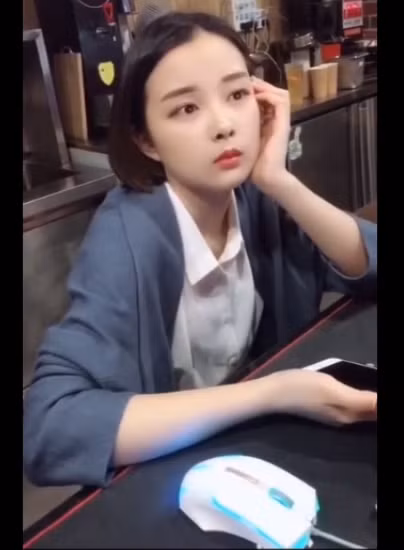 Thông tin về cô gái dễ thương này cũng đang được dân mạng xứ Trung truy lùng một cách tích cực