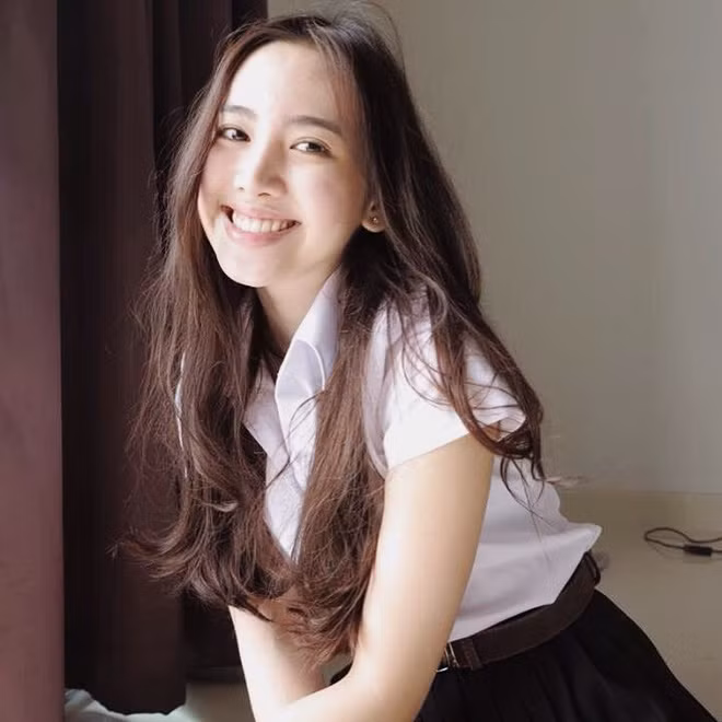 Kanichaka Singthawat hay còn gọi là Velora, năm nay 18 tuổi. Cô nàng vừa nhập học năm nhất đại học cách đây không lâu tại Thủ đô Bangkok.