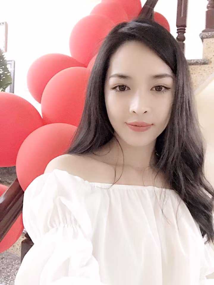 Chưa dừng lại ở đó, mới đây trên trang cá nhân của mình, hot girl Vũ Thanh Quỳnh đã khiến nhiều người bất ngờ với bức ảnh chia sẻ kèm theo dòng trạng thái đầy ẩn ý lấy từ lời bài hát đang rất "hot" của ca sĩ Bích Phương là "Xuân này em chưa muốn lấy chồng".