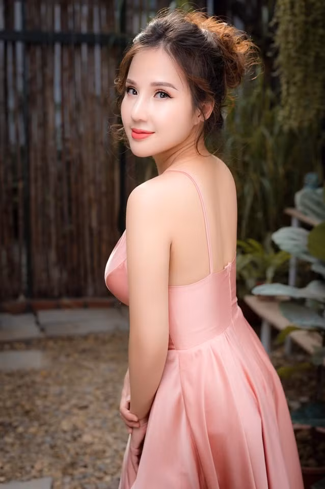 DJ Miu Miu tên thật là Lê Thanh Ngọc (SN 1992 tại Quảng Ninh). Vốn là sinh viên khoa quan hệ công chúng trường Đại học Lao động Xã hội. Song vì đam mê với dòng nhạc số nên cô bất chấp sự phản đối của gia đình để trở thành 1 DJ.