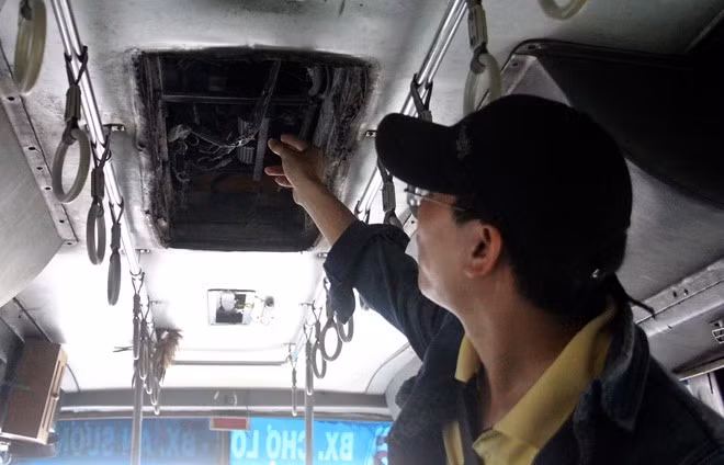 Vị trí phát hỏa trên xe buýt. Ảnh: Lê Trai.