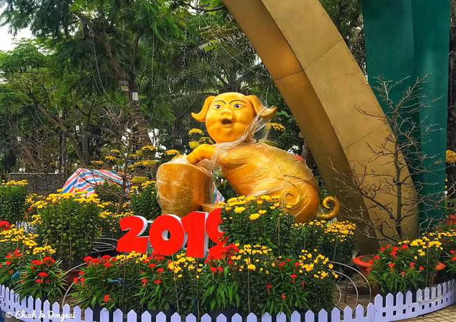 Những chú heo vào tay các nghệ nhân đều có vẻ ngoài riêng biệt, đặc sắc. Có chú thì cười híp cả mắt, có chú mặc đồ Người Nhện nhưng cũng có chú mặt hờn dỗi như đang thiếu nợ ai.