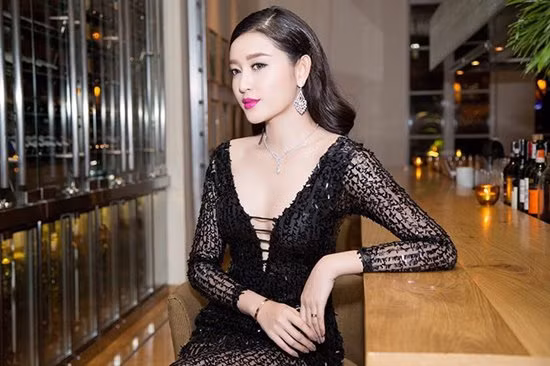 Đầu năm 2016, khi đi dự sự kiện với vai trò đại sứ, á hậu lập tức thu hút mọi chú ý bởi bộ trang sức gồm khuyên tai và vòng đeo cổ đẹp tinh tế trị giá 2 tỷ đồng.