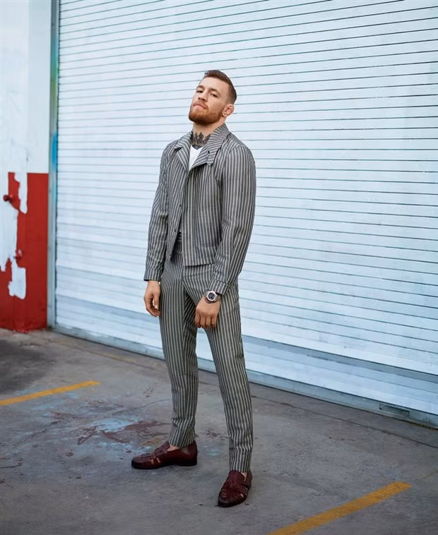 Mới đây, trên trang cá nhân của mình, Conor McGregor đã cho đăng tải bộ ảnh của mình trong vai trò là một người mẫu thời trang và đã thu hút được sự chú ý rất nhiều từ những NHM.