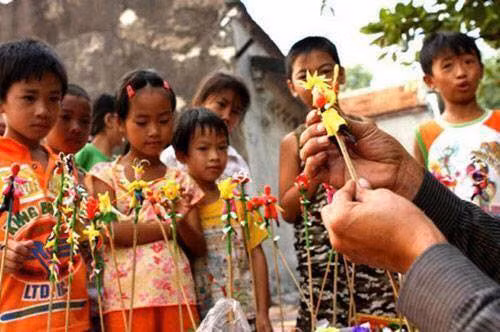Với nhiều người hình ảnh những con tò he đã quá đỗi quen thuộc và gắn bó suốt hành trình tuổi thơ đầy gian khó của họ. Ảnh: Internet.