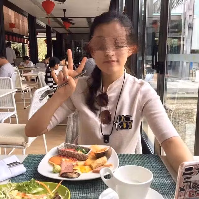 Nữ sinh ăn trộm sạch tiền của cha để sống sang chảnh với bạn trai.