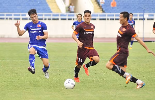 Công Phượng nhảy lên tránh pha vào bóng của Chí Công.