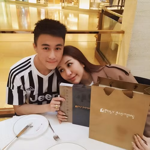 Loạt ảnh mà anh chàng này đăng tải trên trang cá nhân khiến nhiều người không khỏi xuýt xoa bởi cuộc sống sang chảnh, vương giả, hào nhoáng.