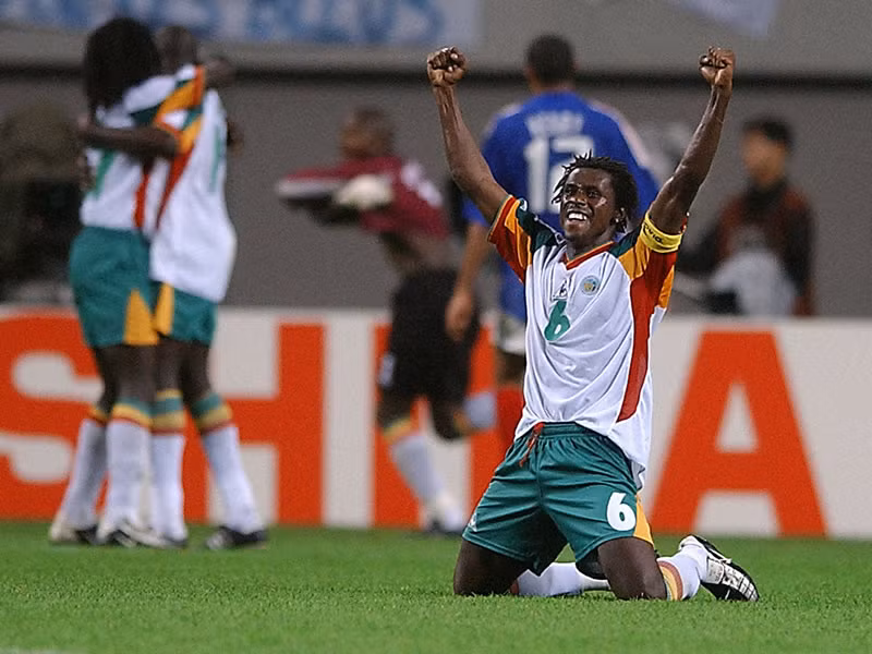 Kỳ World Cup 2002 là lần đầu tiên Senagal được tham dự giải đấu lớn nhất hành tinh. Họ rơi vào bảng khó khi có đương kim vô địch Pháp, Đan Mạch và Uruguay. Tuy nhiên, "Sư tử Teranga" khiến thế giới chấn động khi đánh bại Pháp 1-0 ngay trận khai mạc. Sau đó, đội bóng châu Phi có thêm 2 trận hòa sau đó để xuất sắc đi tiếp với ngôi nhì bảng.