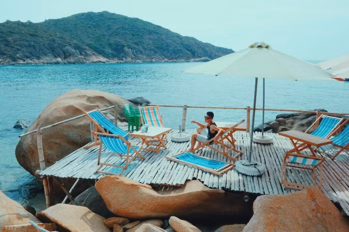 Bên cạnh cảnh đẹp, Bình Ba còn được gọi là "đảo tôm hùm" bởi món hải sản tiền triệu này được nuôi rất nhiều trên đảo. Đi dọc bến tàu hay hỏi bất kỳ nhà dân nào trên đảo, bạn đều có thể mua được tôm hùm sống hoặc được chế biến sẵn. Ảnh: thonhi