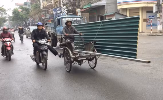 Chở tôn giữa đường, một "máy chém" thực sự cho người đi đường không may xảy ra tai nạn.