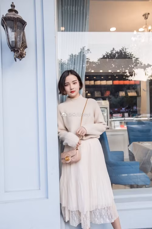 Trang Weibo của Đóa Nhi vẫn nườm nượp kẻ vào người ra hàng ngày để ngắm những hình ảnh cực đẹp của cô nhân viên tiệm Internet này và tên tuổi của cô đã phủ sóng toàn mạng xã hội cả ở Việt Nam và Trung Quốc.