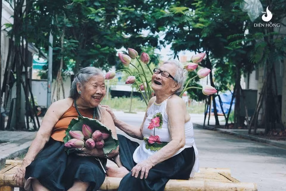 Tháng 6 về, người người, nhà nhà rủ nhau đi chụp sen với đủ các tư thế tạo dáng khoe sự thanh mảnh, dịu dàng bên hồ sen. Tuy nhiên, những nhân vật chính đa phần là các thiếu nữ chính bởi vậy bộ ảnh hai cụ bà áo yếm bên hoa sen mới đây đã gây nên sự chú ý đặc biệt cho cộng đồng mạng.