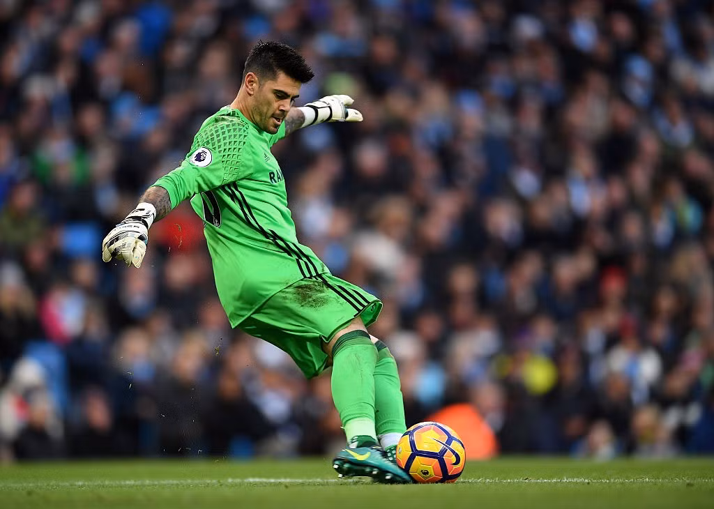 Với 6 pha cứu thua trong chuyến làm khách của Middlesbrough trên sân Etihad của Man City, thủ thành Victor Valdes xứng đáng là người giữ đền trong đội hình tiêu biểu vòng 11 Ngoại hạng Anh 2016/2017.