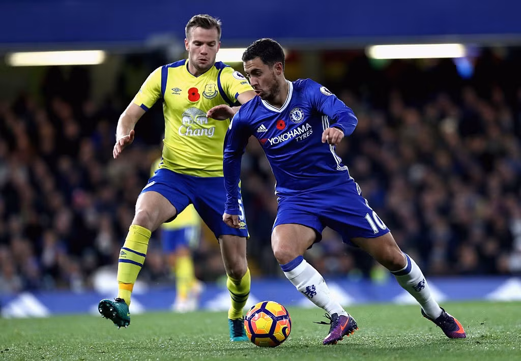Eden Hazard đã ghi 2 bàn thắng cho Chelsea trong trận đánh bại đội khách Everton tới 5-0. Chính tiền vệ người Bỉ này giúp đoàn quân của HLV Conte chơi thăng hoa.