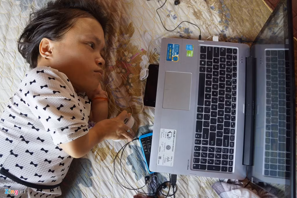 Với tư chất thông minh, chăm chỉ, Út còn học biết chữ nhờ sự giúp đỡ của hai người chị gái. Ngày Út tự đọc vanh vách từng cuốn sách khiến mọi người như vỡ òa vì hạnh phúc. Được chị gái tặng chiếc máy tính, Út học hỏi, theo dõi tin tức, khám phá cuộc sống như một người bình thường khác.