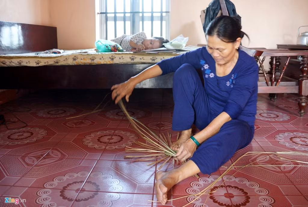 "Nghe tin cháu bị tàn tật suốt đời, vợ chồng tôi đau khổ lắm nhưng đành cố kìm nén. Con sinh ra đã không may mắn thì mình phải chăm sóc đề bù đắp cho nó", người mẹ tâm sự. Từ ngày đó, ông Biền là lao động chính trong nhà, lúc đi làm thợ xây, lúc đi làm thuê đủ nghề để kiếm tiền nuôi vợ con. Còn bà Thơm cũng gác hẳn công việc chính để ở nhà chăm con, vừa làm nghề đan lát để kiếm thêm thu nhập.