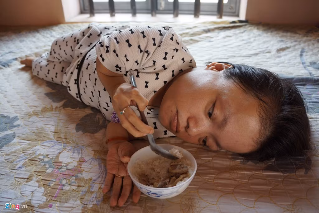 Út có thể tự xúc cơm ăn mà không phiền đến mọi người trong gia đình.