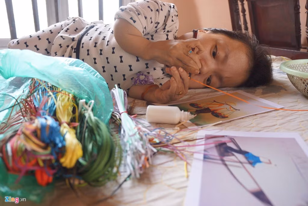 Cũng nhờ thế, năm 2011, Út biết đến thông tin một cơ sở làm tranh giấy của người khuyết tật ở Hà Nội nên nằng nặc đòi đi học. Thương con gái nhỏ, bà Thơm đồng ý. Cô gái đã không làm gia đình thất vọng vì chỉ sau hai tháng đã cứng tay nghề.