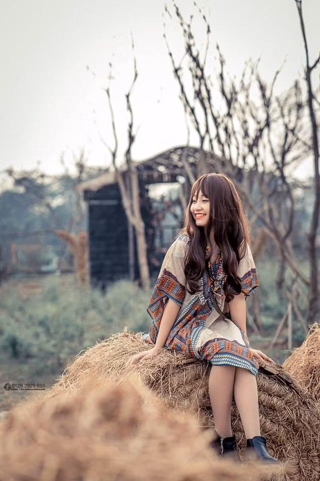 Nụ cười tươi rói của cô "hot girl thảo nguyên" đã làm sáng bừng cả không gian thảo nguyên vốn đã đẹp lại càng đẹp thêm.