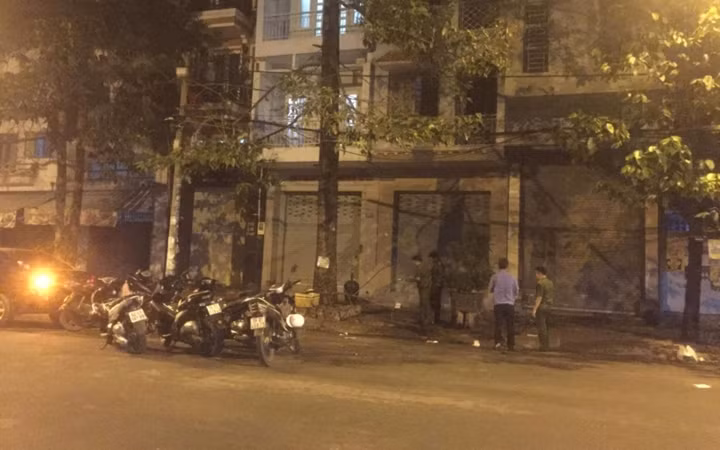 Nhóm này cầm hung khí tấn công anh T. cùng nhóm bạn khiến những người này vừa chống trả, vừa bỏ chạy. Trong lúc xô xát, thì vang lên một số tiếng nổ giống tiếng súng. Anh T. bỏ chạy được một quãng thì bị nhóm nói trên đuổi kịp, dùng hung khí tấn công trọng thương, gục tại chỗ. (Ảnh: Vietnamnet)
