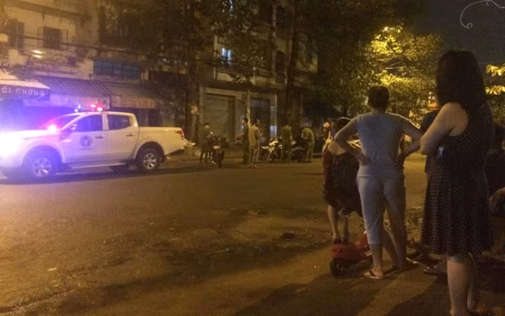Thông tin trên Vietnamnet dẫn lời những người chứng kiến vụ truy sát cho biết, khi ập đến nhóm người mới dùng dao, mã tấu tự chế... tấn công khiến nhóm khoảng 10 người yếu thế hơn nên tháo chạy tán loạn.(Ảnh: Vietnamnet)