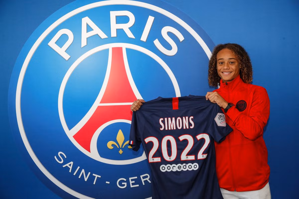 Tân binh mới nhất của PSG là Xavi Simons, người vừa rời khỏi Barcelona sau 9 năm gắn bó. Có lẽ Gã khổng lồ xứ Catalan quá tập trung vào thương vụ Neymar, nên họ đã đánh mất viên ngọc quý của mình.