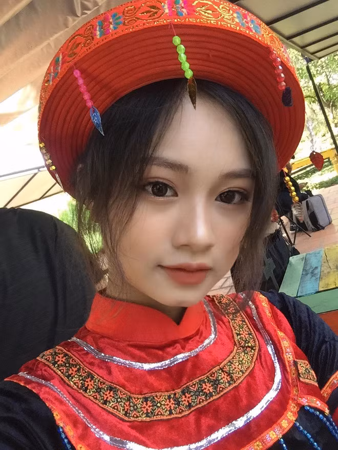 Trên trang cá nhân của mình, Kiều Trinh thường xuyên chia sẻ những bức ảnh mặc đồ dân tộc cực xinh.