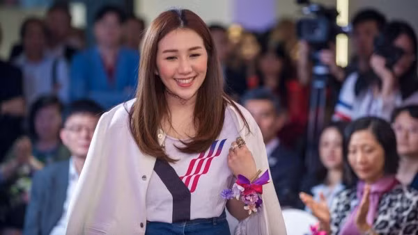 Sabrina Ho sinh năm 1990, là con gái của Stanley Ho với người vợ thứ tư. Ngay từ khi còn trẻ, Sabrina đã sớm bộc lộ khả năng lãnh đạo và kinh doanh của mình khi có những dự án riêng. Hiện tại cô nàng này là giám đốc điều hành của công ty Poly Auction Macau Ltd.