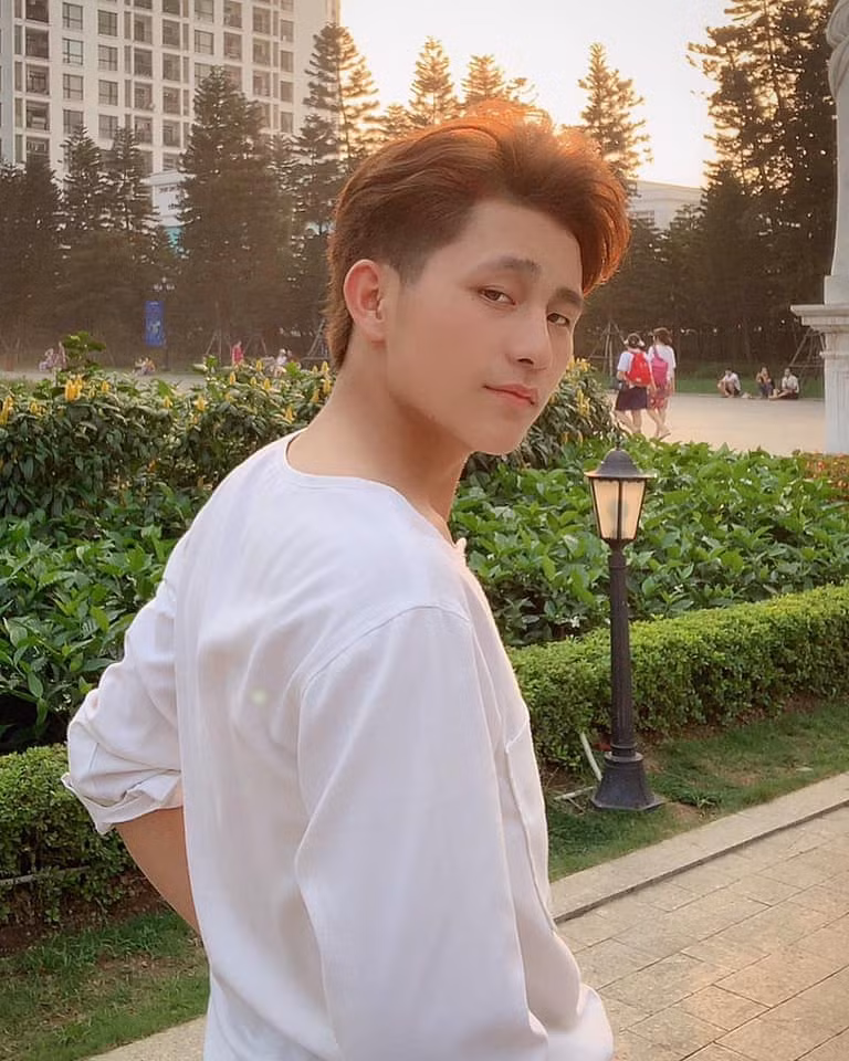 Chuyện tình đẹp như cổ tích của Thắng nhanh chóng được chia sẻ trên các diễn đàn, thu hút hơn 10.000 lượt quan tâm, khiến dân mạng "sôi sục".