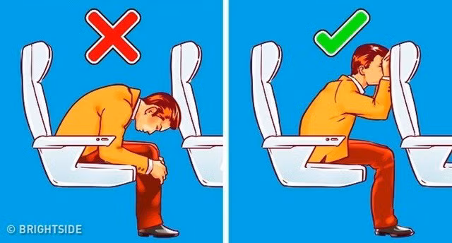 Khi máy bay gặp sự cố khẩn cấp, nếu có hàng ghế trước, hãy bắt chéo hai tay trên lưng hàng ghế trước và cúi đầu xuống, đầu ở giữa hai tay. Nếu ngồi hàng ghế đầu tiên, hãy cong người về phía trước, ôm đầu gối, đầu hạ xuống. Kỹ năng sống sót này sẽ giúp bạn bảo vệ phần cổ, lưng trong trường hợp máy bay gặp sự cố.