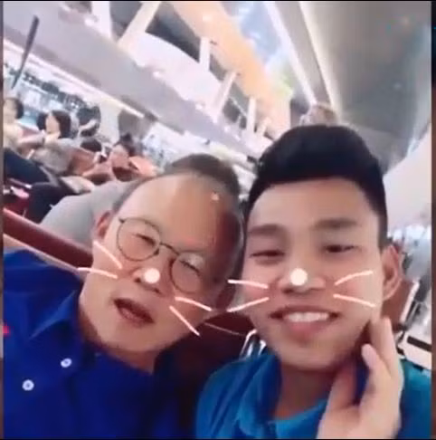 Không ít những bức ảnh cực dễ thương của HLV Park Hang Seo với các học trò tại ĐT U23 Việt Nam được đăng tải rộng rãi trên mạng xã hội.