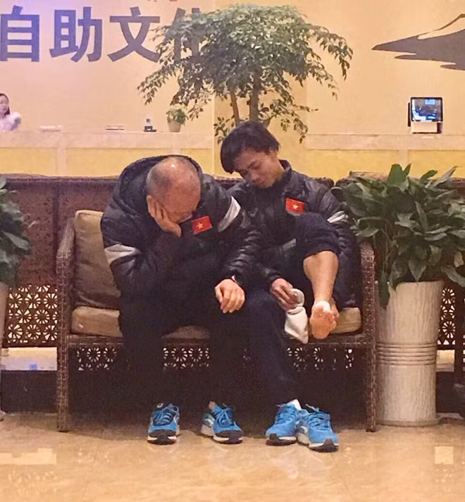 "Chân nhiều mồ hôi quá nhé Phượng. Về ngâm chân đi cho đỡ mùi" là bình luận vui vẻ được một dân mạng để lại bức ảnh chụp HLV Park Hang Seo ngồi kế bên Công Phượng khi cầu thủ này đang thay tất.