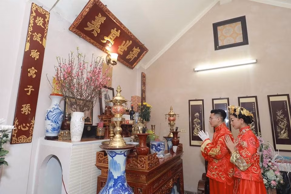 Còn về phần trang phục trong đám hỏi cặp đôi Hà thành này, chú rể Đức Cường chia sẻ rằng: " Nếu mọi người hay mặc vest và áo dài thì mình muốn dành cho ngày trọng đại của mình một sự khác biệt vì tình yêu của bọn mình cũng khá đặc biệt"