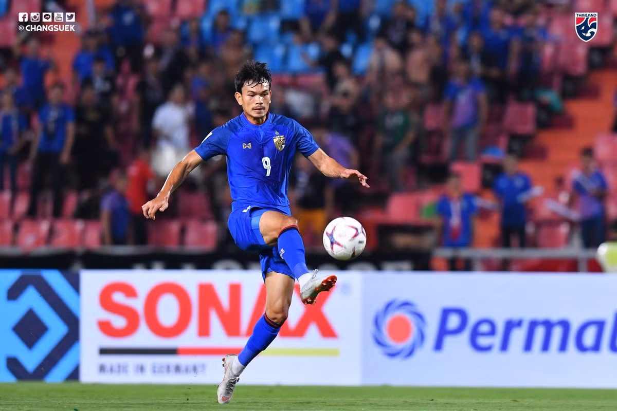 Khởi đầu với CLB Muangthong United, sau đó Adisak Kraisorn chuyển sang khoác áo nhiều CLB khác ở Thái Lan như: Buriram United, BEC Tero Sasana trước khi trở lại Muangthong United năm 2016.