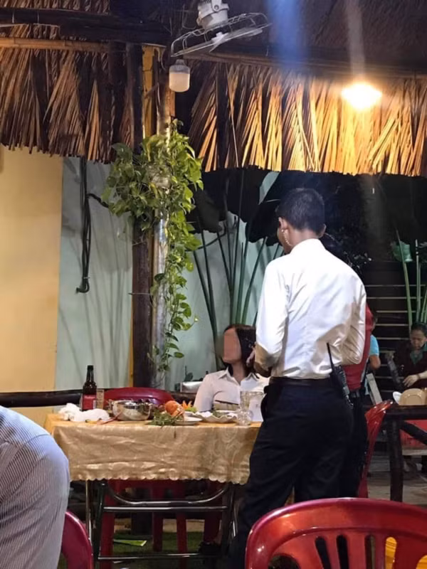 Moi ban gai moi quen di an, chang trai choi 