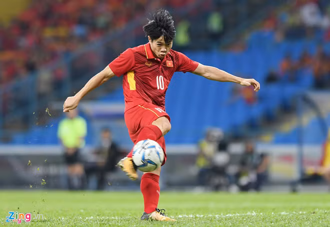 Công Phượng đã nối tiếng Võ Huy Toàn mang về thành tích vua phá lưới SEA Games cho U22 Việt Nam. Tại SEA Games 2015, tiền vệ Võ Huy Toàn cũng đã giành danh hiệu vua phá lưới với 5 bàn thắng. Anh cũng đã phải chia sẻ danh hiệu này cùng Si Thu Aung của Myanmar và Chananan Pombuppha của Thái Lan. Ảnh: Zing