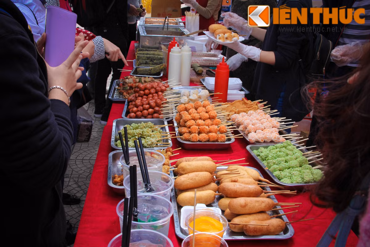  Lễ hội ẩm thực Việt - Hàn là sự kiện thường niên được diễn ra tại Việt Nam nhằm quảng bá và giới thiệu về văn hóa ẩm thực của xứ sở Kim Chi.
