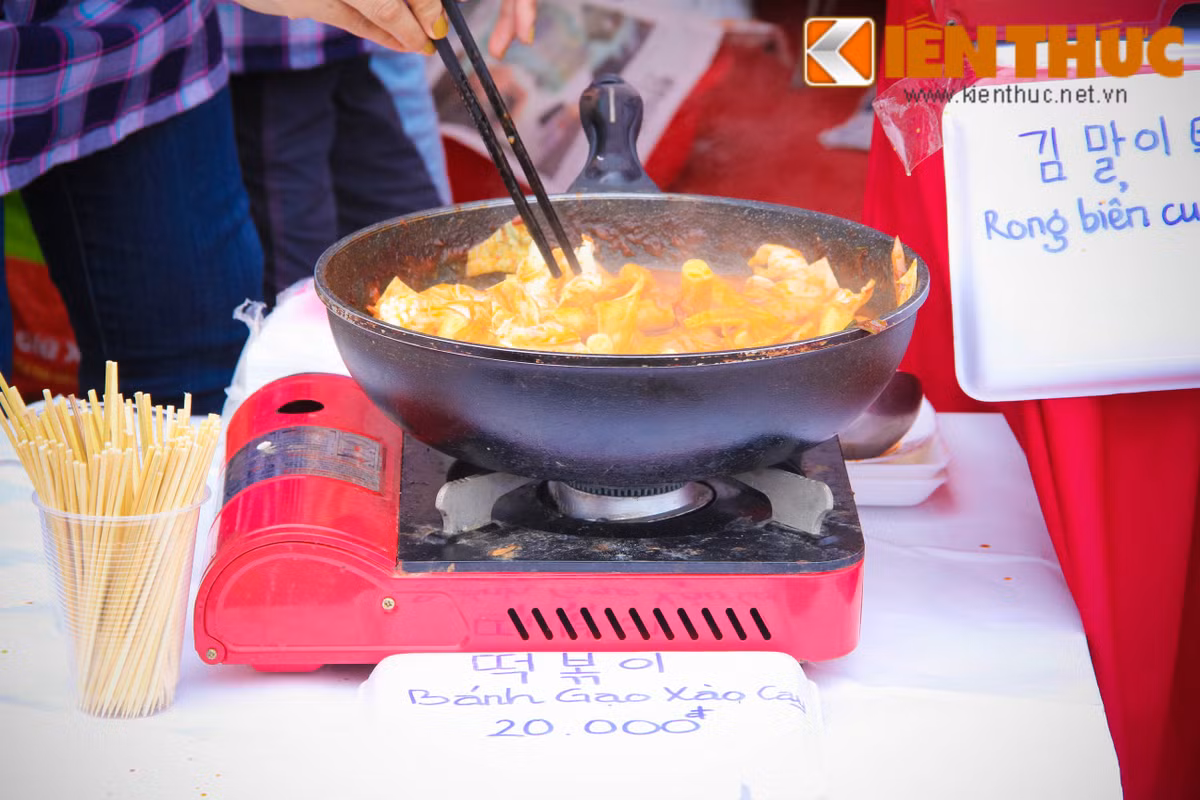 Được làm bằng bột gạo và xào với Kim Chi món bánh gạo cay quá phù hợp với ngày Hà Nội trở gió.