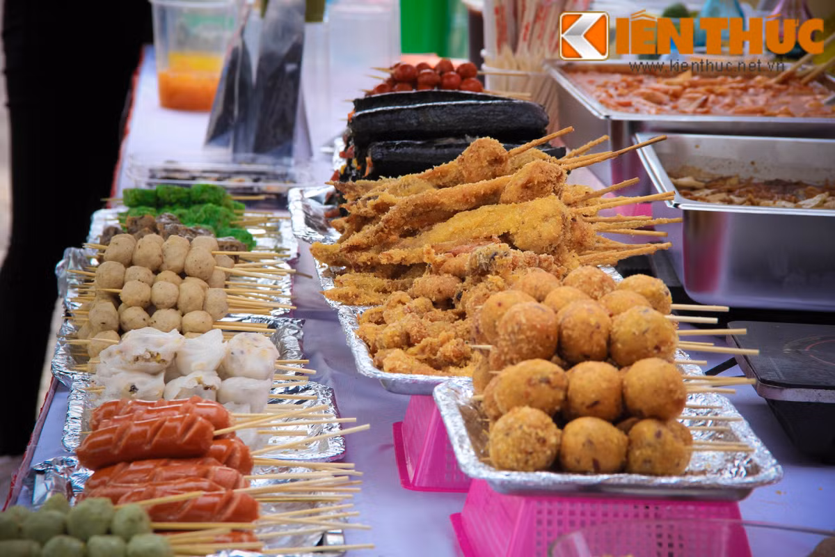 Với những người mê phim Hàn thì những món nước xiên que như xúc xích, cá viên chiên hay cánh gà là món ăn khá quen thuộc.