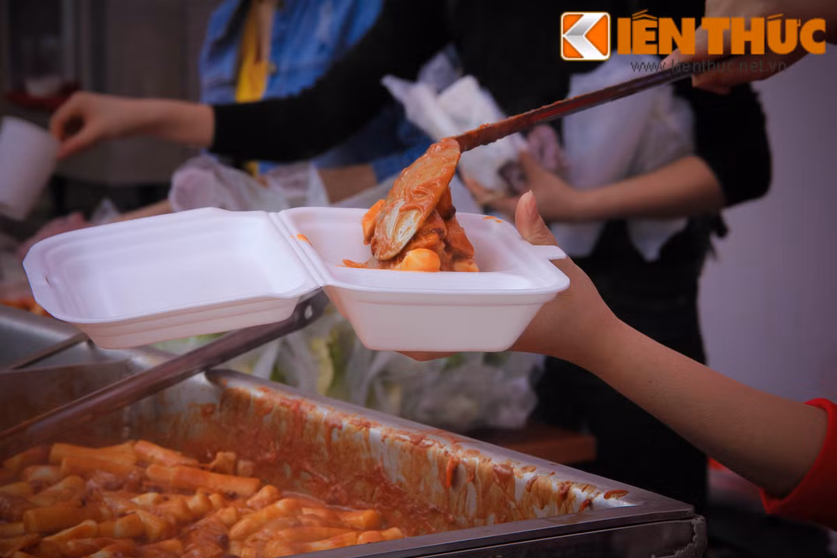 Chỉ với 25.000 vnđ, các bạn trẻ đã có một hộp Tokbokki cay nóng ăn kèm với trứng gà luộc thêm phần đầm đà.