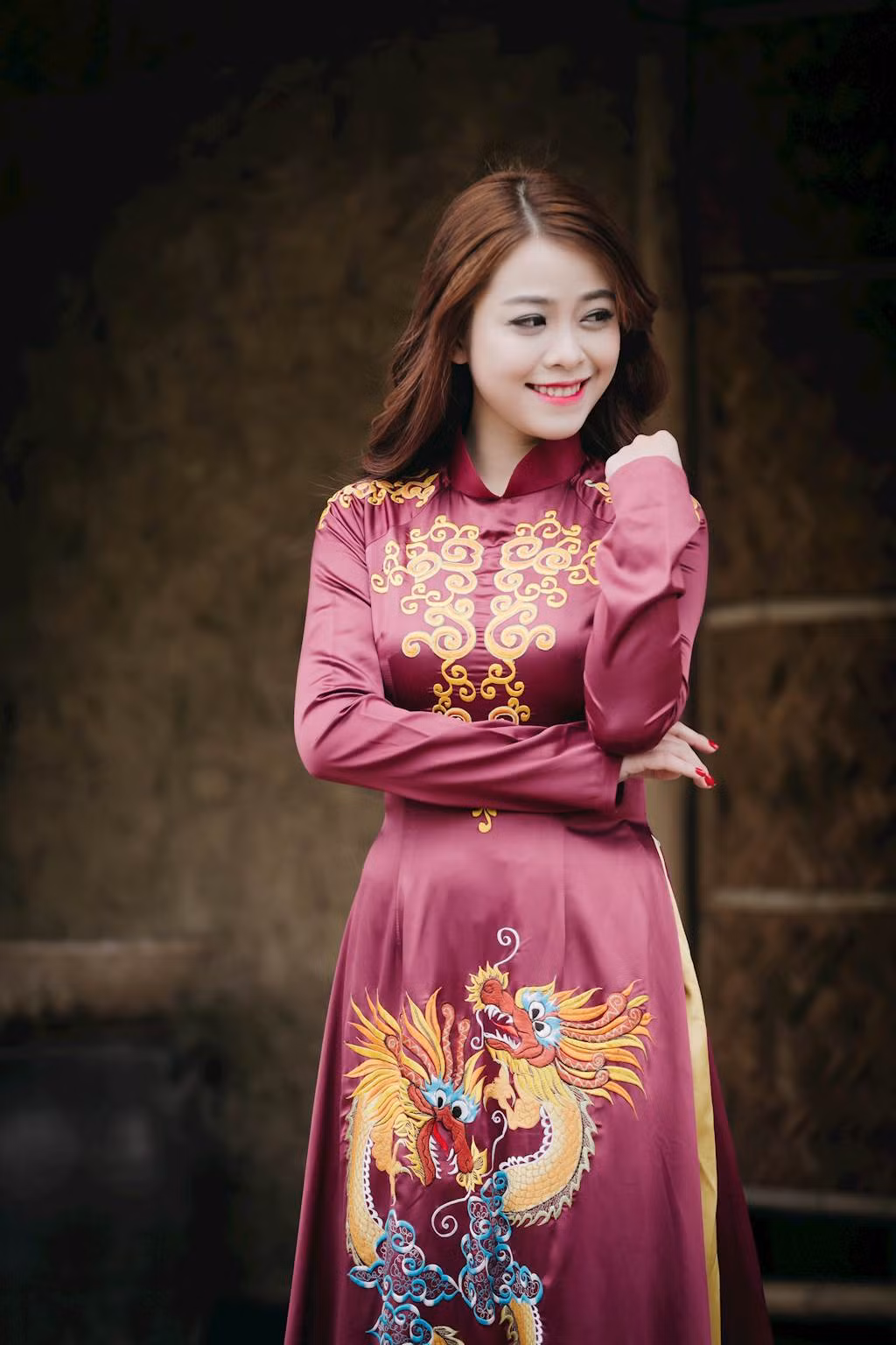 Sau khi tốt nghiệp trường ĐH Khoa học Tự nhiên, Cẩm Ly đang làm công việc văn phòng tại một công ty, sáng đi tối về như bao người làm việc công sở khác.