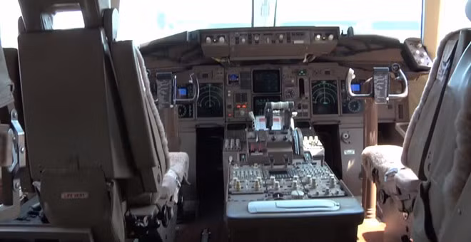 Buồng lái hiện đại của chiếc Boeing 757-200.
