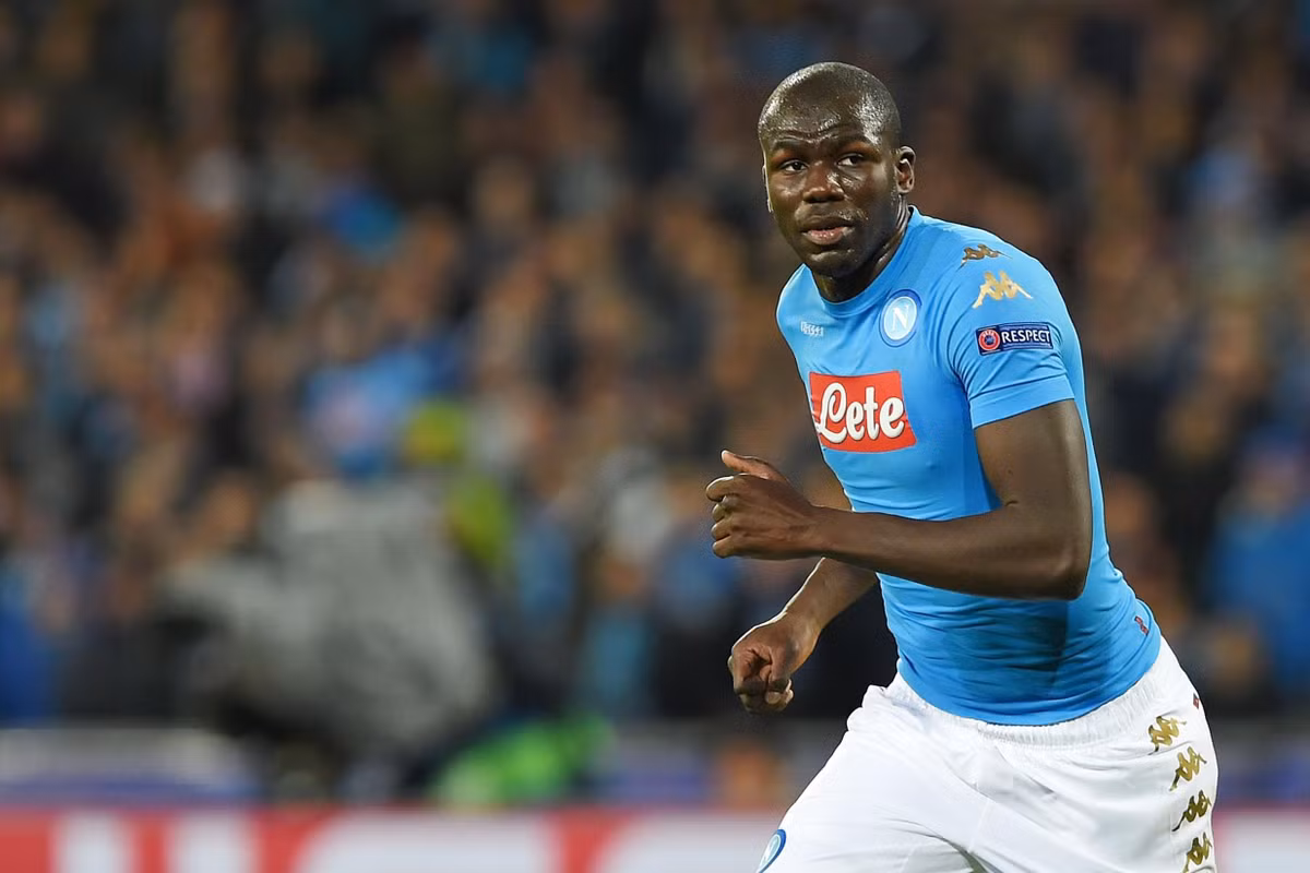 MU sẵn sàng phá két 100 triệu euro, đặt lên bàn đàm phám nhằm tuyết phục Napoli nhả trung vệ Kalidou Koulibaly. Tuy nhiên, câu trả lời mà Koulibaly khiến cho nửa đỏ thành Manchester phải thất vọng.