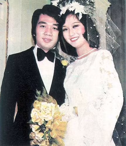 Không chỉ có cô dâu mà ngày xưa, chú rể cũng đánh chút phấn cho trắng để xóa đi làn da đen vì lăn lộn mưu sinh. Thậm chí nhiều ông bố của chúng ta còn bôi thêm chút son đỏ cho bờ môi rạng rỡ để sang nhà gái rước dâu.