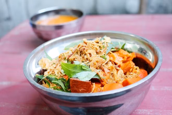 9. Các khu phố ẩm thực trên các tuyến đường như An Dương Vương, Vĩnh Khánh, Sư Vạn Hạnh... là nơi để bạn thưởng thức những món ăn ngon và độc đáo của Sài Gòn. Ảnh: Huỳnh Hằng.